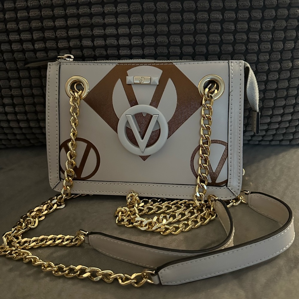 Excellent condition! Comes w/dust bag!  Cute & neutral to wear with anything!